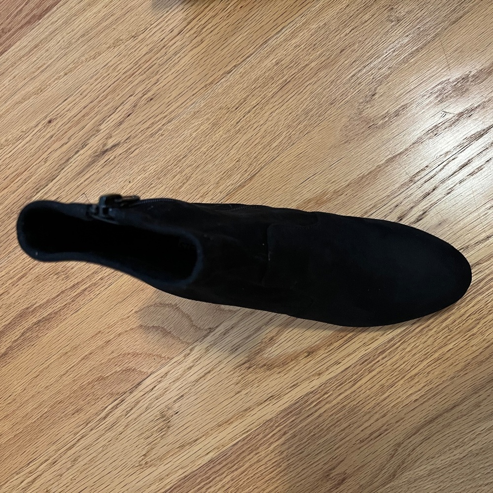 NEW Size 5.5 Steve Madden Irven Black Faux Suede booties in Original Box - Picture 5 of 7